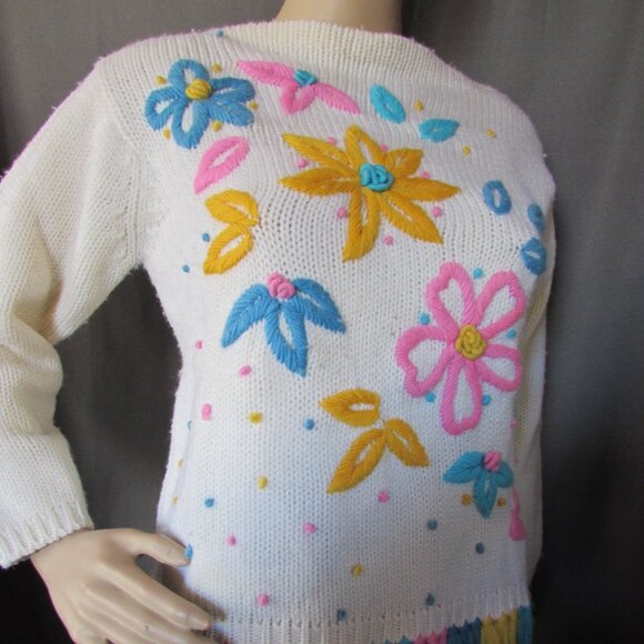 SALEVintage Groovy Sweater Embroidered Flowers Fully Fashioned Made in Hong Kong - Picture 5 of 12